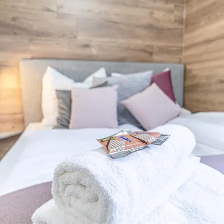 Krems Bahnhof Deluxe Rooms - Near Danube River Exterior photo