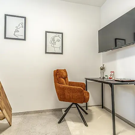 Krems Bahnhof Deluxe Rooms - Near Danube River Exterior photo